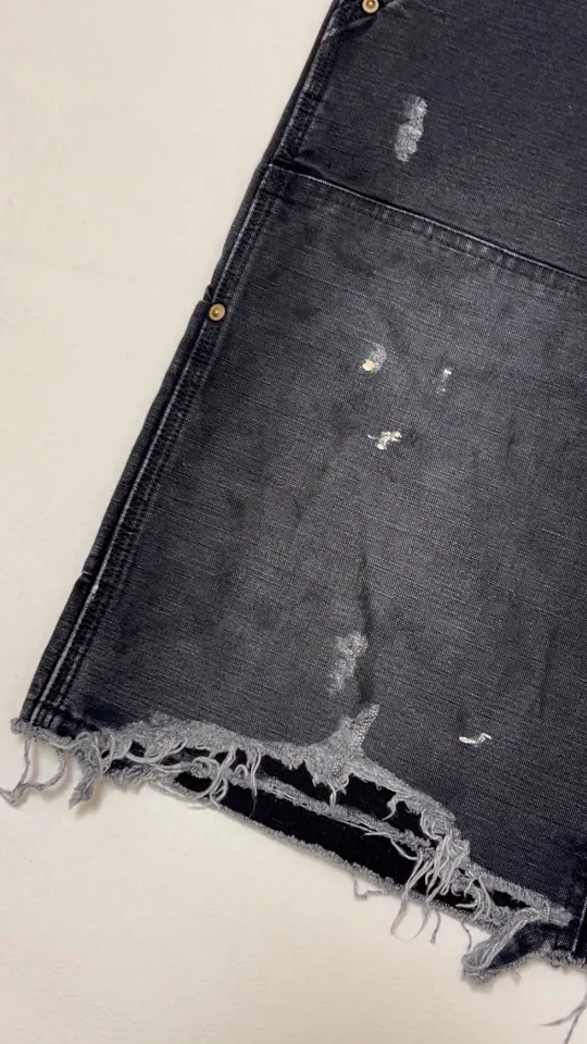 SAINT Mxxxxxx DOUBLE KNEE SHORTS/BLK Knee patches splashed with ink, washed and damaged denim shorts. Washed black S-XL. Custom woven and dyed denim denim with clear texture. Rewashed and faded to create local mottled fading/hole effects. Artificial distressing to simulate natural traces of wear. Original consistent damage treatment. Hand splashed ink and paint. Original consistent wash mark/pocket mark. Double knee patch. Rivet reinforcement. Improve functionality and enhance design.